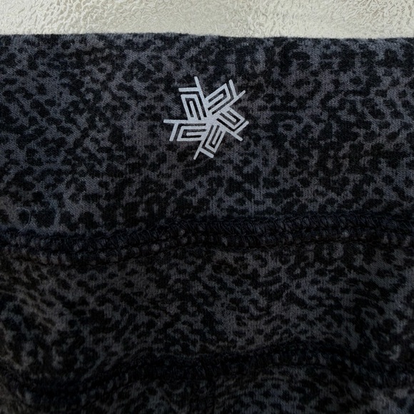 Tek Gear Black and Gray Heathered Capri Leggings ~ Women’s XL - Picture 4 of 7